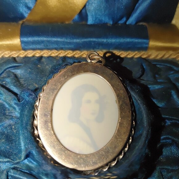Antique Victorian Pendant 10K Yellow Gold 15 g Hand Painted Miniature Portrait - Picture 16 of 16